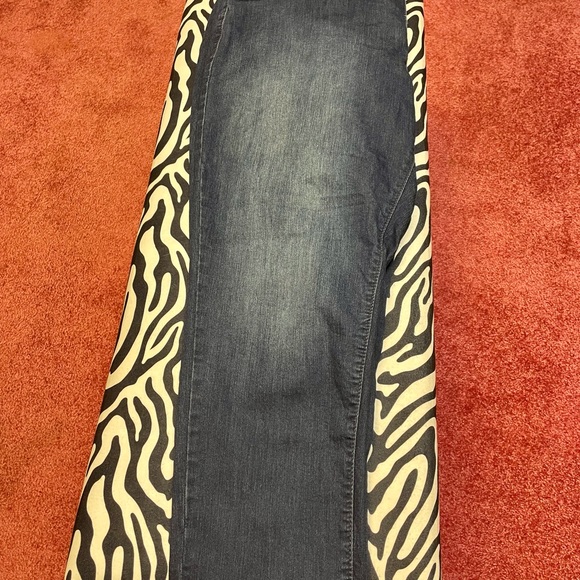 Avenue 20P Skinny Jeans - Picture 2 of 3